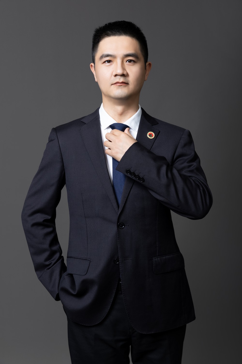 何亮